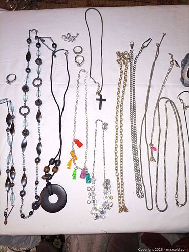 Mixed Costume Jewelry Lot: Necklaces, Rings & Watch (11–20 pcs) (1 of 5)