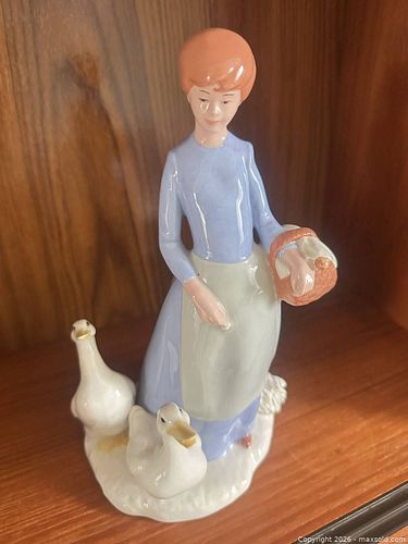 Vintage Ceramic Figurine.  A (1 of 6)