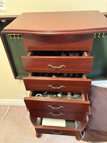 Costume Jewelry Lot, Earrings & Necklaces, Watches B (1 of 17)