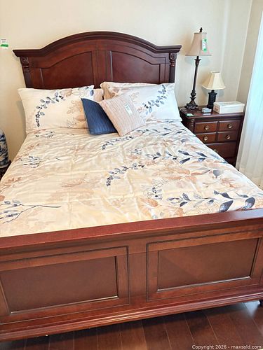 Queen Solid Wood Bed Frame with Headboard & Footboard C (1 of 10)