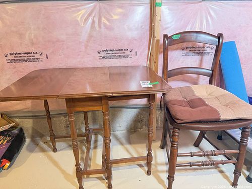 Traditional Medium Brown Gate Leg/Drop-Leaf Table with Chairs (2+) C (1 of 16)
