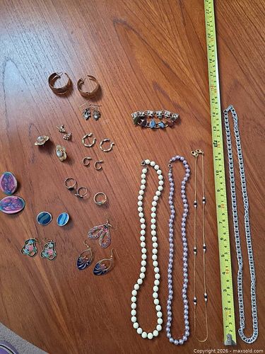 Costume Jewelery  (1 of 5)