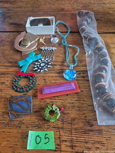 Costume jewelry lot (1 of 3)