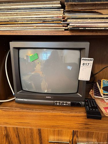 Vintage Sanyo TV B (1 of 7)