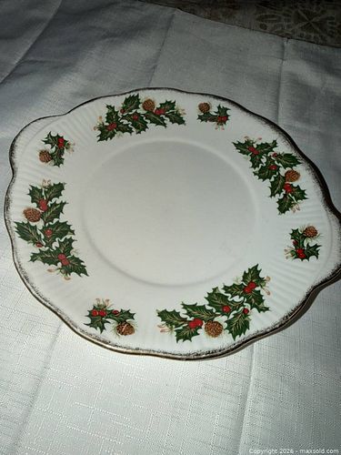 QUEEN’S FINE BONE CHINA GOLD RIMMED HOLLY PLATE HOLIDAY CHRISTMAS DECOR  (1 of 5)