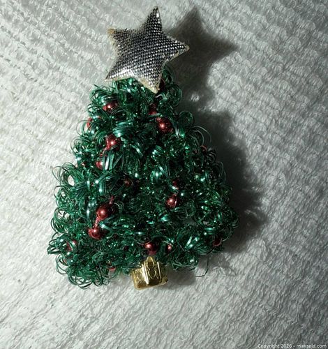 VINTAGE CHRISTMAS TREE PIN BROOCH  (1 of 3)
