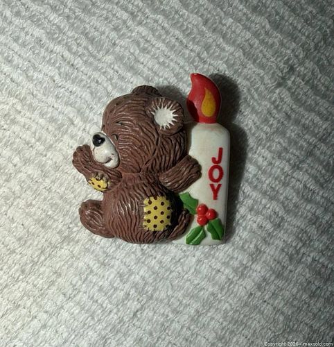 VINTAGE PLASTIC TEDDY BEAR HOLDING A JOY CANDLE CHRISTMAS HOLIDAY PIN BROOCH  (1 of 3)