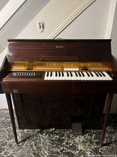 Fleetwood 37-Key Upright Electric Organ in Mahogany Finish (1 of 9)