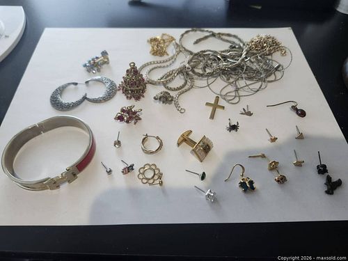 Mixed Metal Costume Jewelry singles earrings and scrap for craft (1 of 4)