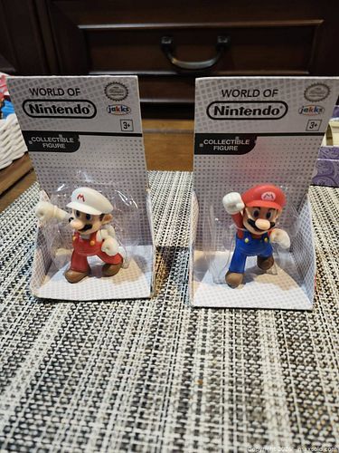 World of Nintendo Jakks Pacific Collectible Figures: Mario & Fire Mario (1 of 4)