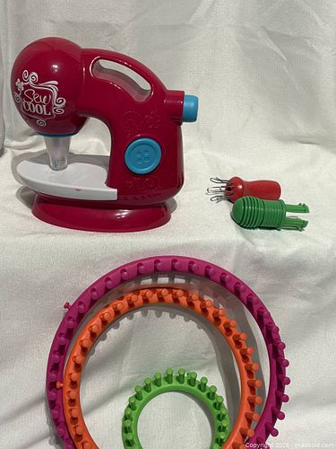 Toy Sewing Machine (1 of 4)