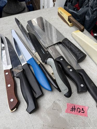 A LOT OF KITCHEN CUTTING TOOLS. (1 of 1)