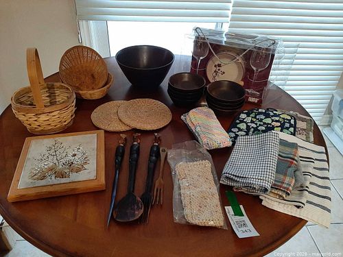 Tableware and kitchen accessories (1 of 7)