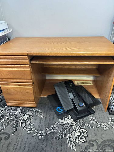 Oak and oak veneer desk (1 of 5)