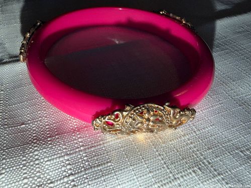 FUN HOT PINK PLASTIC BRACELET WITH GOLD TONE ACCENTS  (1 of 3)
