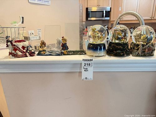 Boyd's Bears Holiday  Snow Globe, Figurines & Candle Holder B (1 of 12)