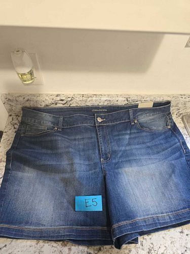 LOT"E5"- Womems Denim Shorts (1 of 5)