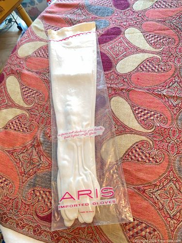 Lot of 4 Vintage Women's White Gloves  (1 of 8)