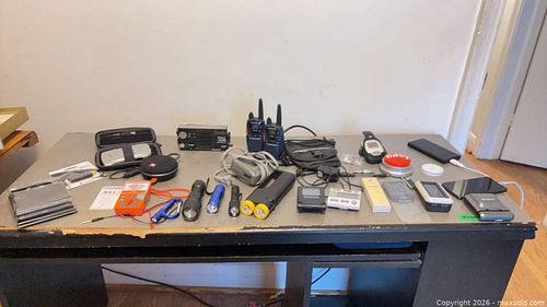 Motorola Walkie Talkies, Flashlights Plus (1 of 15)