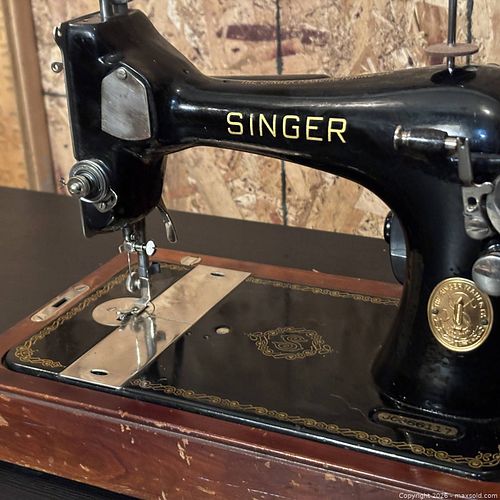 Singer Vintage/Antique Sewing Machine BAJ3-8 (JC366117) (1 of 16)
