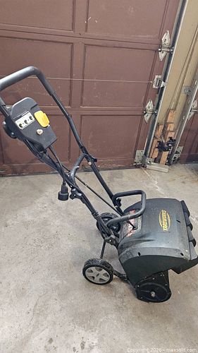 Yardworks Electric Snow Thrower (1 of 5)