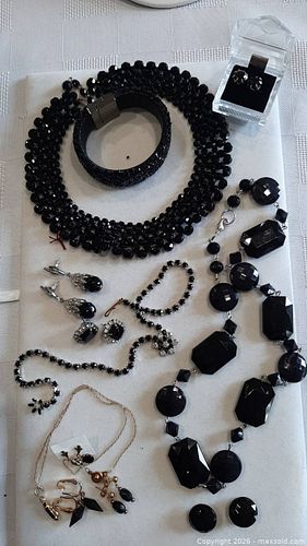 Vintage Black Jewellery (1 of 11)