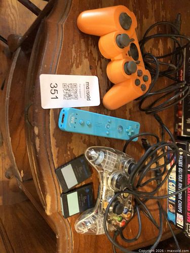 Game Controllers And Memory Cards (1 of 12)