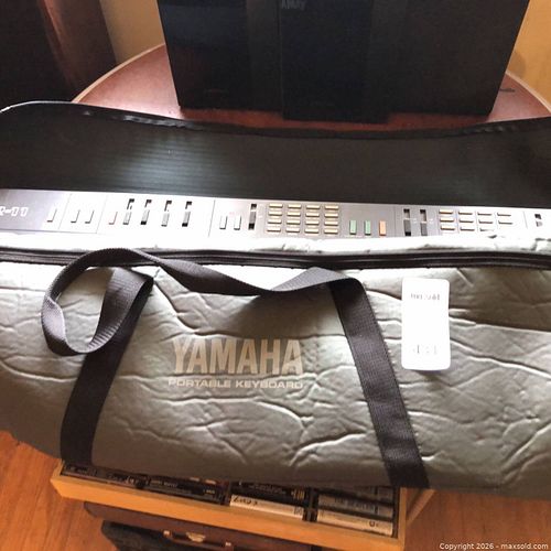 Yamaha Portable Keyboard  (1 of 12)