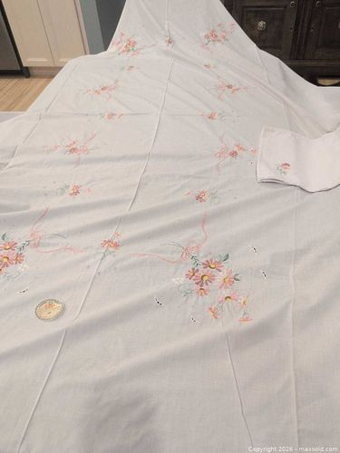 Tablecloth and 8 napkins  (1 of 9)