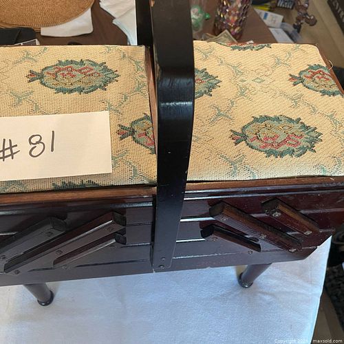 Vintage accordion sewing box (1 of 7)
