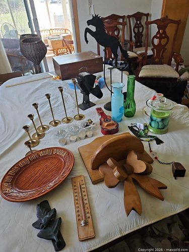 Assorted knick knacks. (1 of 12)