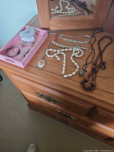 Costume jewlery and dresser tray (1 of 4)