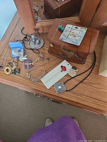 Costume jewlery and jewlery box (1 of 7)