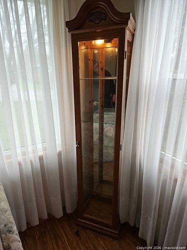  Curio cabinet. (1 of 3)