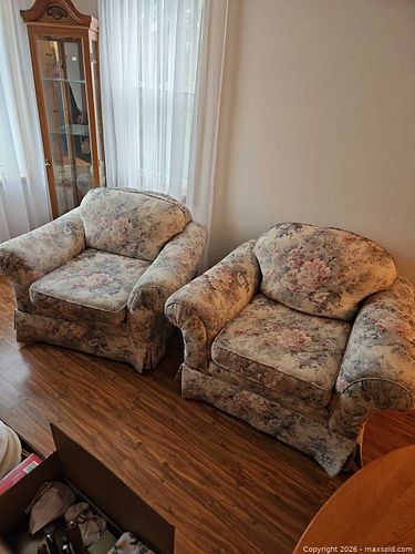 Living room furnture (1 of 4)