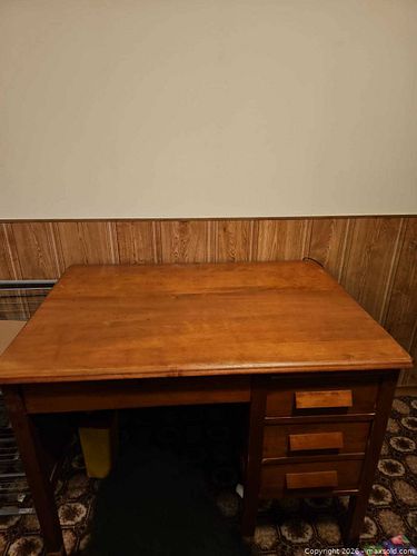 Office desk (1 of 4)
