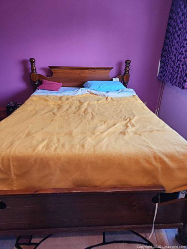 Queen Wood Bed Frame - Traditional / Classic (1 of 5)