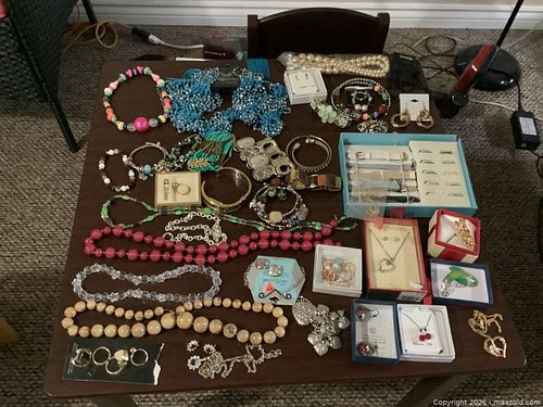 Large Lot of Costume Jewelry & Selective Jewelry  (1 of 7)