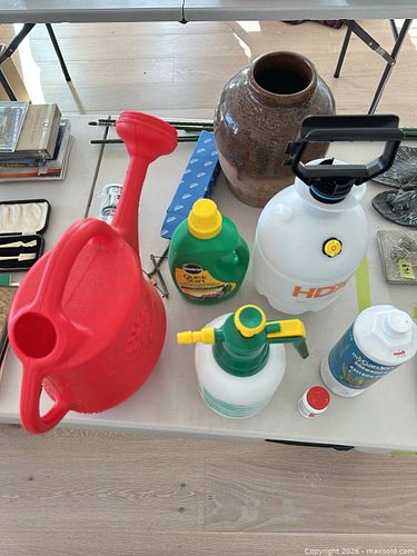 Garden lot: watering can, sprayer, fertilizer, ceramic urn, Grohe (1 of 7)