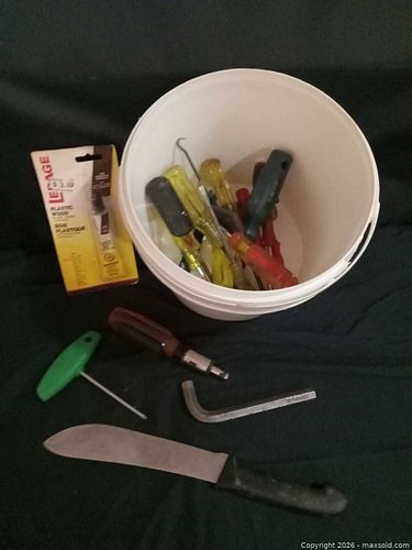 Assorted Hand Tool Set with Screwdrivers, Scraper, Allen Key (1 of 4)