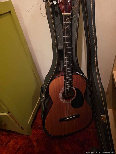 Acoustic Guitar (1 of 5)