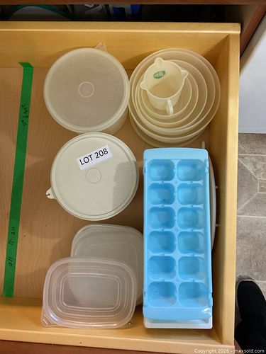 Plastic storage containers  (1 of 5)