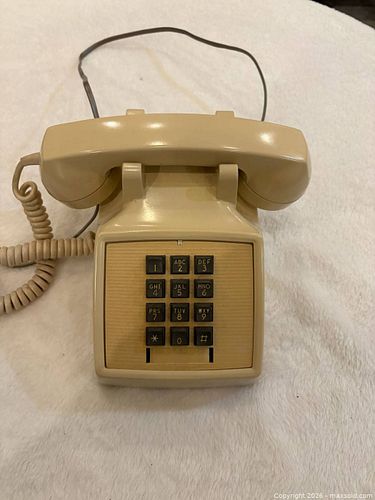 Bell Canada Touch-Tone Push-Button Corded Desk Phone, Beige (1 of 3)