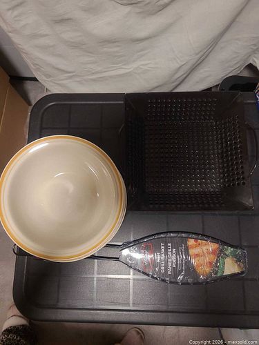 Ceramic Bowls (Set of 4) with 2 Metal Grill Baskets (1 of 4)