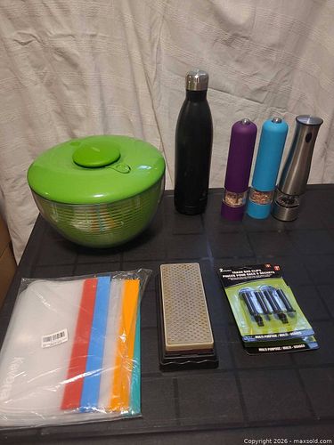 Kitchen accessory lot: salad spinner, insulated bottle, mills (1 of 5)