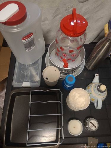 Kitchen lot: Rubbermaid jug, glass dispenser, bakeware & drinkware (1 of 3)