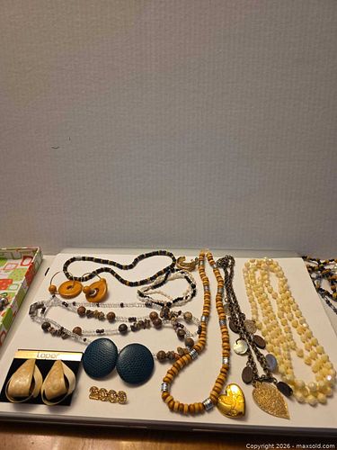 Costume jewellery  (1 of 3)