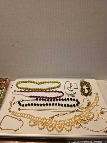 Costume jewellery  (1 of 3)