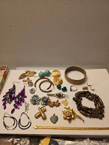 Costume jewellery  (1 of 4)