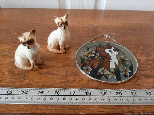 Porcelain Siamese cat figurines and stain glass art (1 of 7)